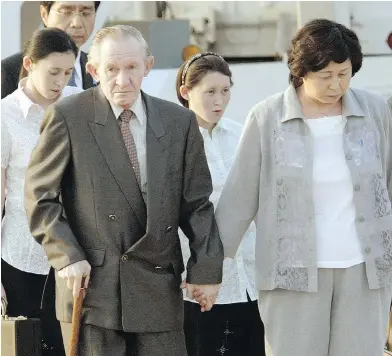  ?? TOSHIFUMI KITAMURA / AFP / GETTY IMAGES ?? Former U.S. soldier Charles Robert Jenkins arrives in Tokyo in July 2004 with his wife Hitomi Soga and their daughters Mika and Belinda. Jenkins, who deserted to North Korea in 1965, died on Monday.