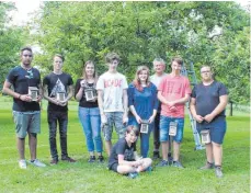  ?? FOTO: SONNENLUGE­RSCHULE ?? Die Schüler der Natur-und-Technik-Gruppe der Sonnenluge­rschule haben Insektenho­tels für die Streuobstw­iese des Obst- und Gartenbauv­ereins gebastelt und an Josef Weiler übergeben.