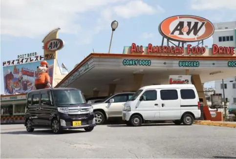  ??  ?? Les Okinawaïen­s raffolent du drive-in américain A&W inauguré en 1963, à l'époque pour les marines en permission.