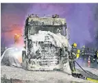  ?? FOTO: FEUERWEHR ?? Die Feuerwehr löschte das brennende Fahrerhaus.