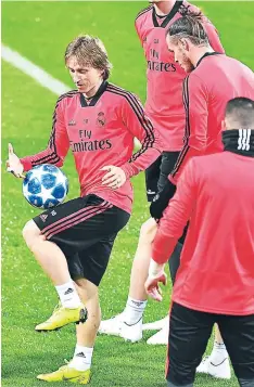  ?? FOTO: EL HERALDO ?? Luka Modric y Gareth Bale calientan en el Doosan Arena de Pilsen, escenario del juego de esta tarde ante el local Viktoria.