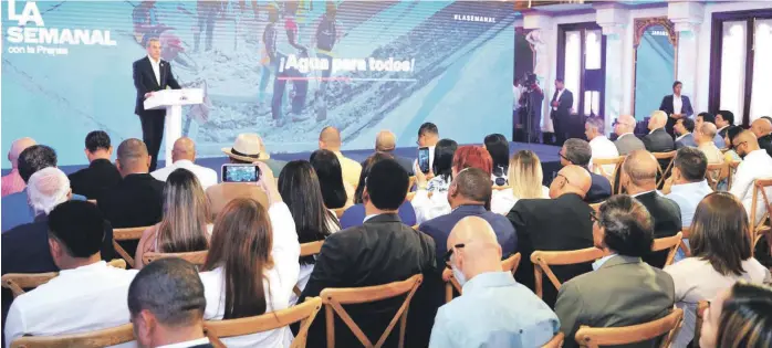  ?? RAÚL ASENCIO ?? El presidente Luis Abinader habló ayer con los periodista­s en La Semanal con la Prensa, celebrada en el Palacio Nacional.