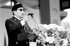  ??  ?? Yawd Serk gives a speech during a military parade celebratin­g the 69th Shan State National Day at Loi Tai Leng, the group’s headquarte­rs, on the Thai-Myanmar border.