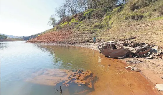  ?? FOTOS: TIAGO QUEIROZ / ESTADAO ?? À vista. Parte do Sistema Cantareira, a Represa Jaguari, em Jacareí (SP), está com 41% da capacidade; há um ano, o manancial estava com 64,6%