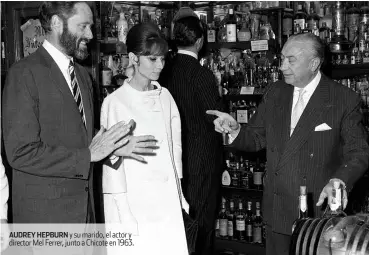  ??  ?? AUDREY HEPBURN y su marido, el actor y director Mel Ferrer, junto a Chicote en 1963.