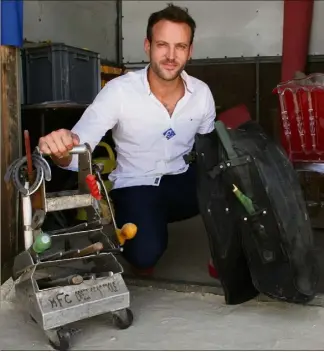  ?? (Photo N. D.) ?? Valentin nous présentant sa trousse d’urgence comprenant tout le matériel nécessaire pour apporter une réponse rapide à tous les soucis liés aux sabots du cheval.