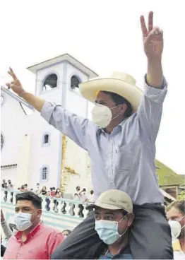  ?? Francisco Vigo / Efe ?? Pedro Castillo va a votar a coll a la localitat de Tacobamba.