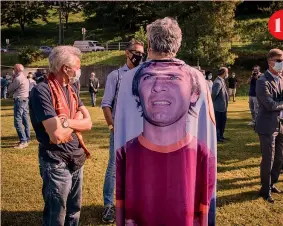  ??  ?? 1
Ciao bomber 1 Tifosi al cimitero di Fabbrica Durini 2 La bara di Prati con la maglia rossonera 3 Franco Baresi, presente con Filippo Galli al funerale