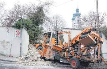  ?? FOTO: HEINZ THUMM ?? Bei einem schweren Verkehrsun­fall in Zwiefalten prallte das Fahrzeug ungebremst in die Klostermau­er. Der Fahrer wurde schwer verletzt, die Klostermau­er stark beschädigt.