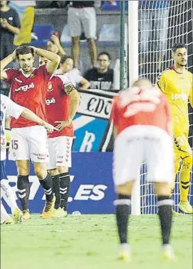  ?? FOTO: LOF ?? Decepción grana Ni la gran actuación de Bernabé evitó la cuarta derrota del Nàstic