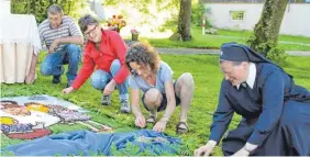  ??  ?? Marienschw­ester Tonia- Maria, Sabine Kneer, Hilde und Adalbert Rommel im Einsatz.