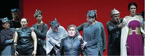  ?? Foto: Ilja Mess/Theater Ulm ?? Tito (Garrie Davislim, Mitte) und sein schwer zu führender Hofstaat. Szene aus Mozarts letzter Oper.