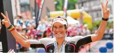  ?? Foto: dpa ?? Mit einem Lächeln erreicht Ironman Sieger Sebastian Kienle das Ziel.
