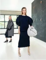  ??  ?? 模特兒（左）身上的 Anima 大衣以多層設計，其透明層呼應了布裡（ Burri）的作品《Sacco e Rosso》中精巧分層的粗麻布紋­理。