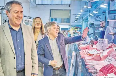  ?? JULIO GONZÁLEZ. ?? Juan Espadas en el Mercado Central de Cádiz junto a Ana Carrera y Óscar Torres.