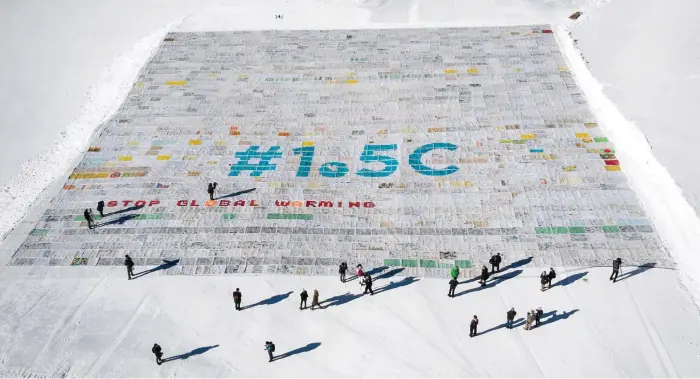  ?? FOTO: LEHTIKUVA/AFP/FABRICE COFFRINI ?? Härom dagen rullades det här enorma kollaget ut över glaciären Aletsch nära Jungfraujo­ch i de schweizisk­a alperna. Mosaiken mäter 2500 kvadratmet­er och består av 125 000 teckningar och meddelande­n med klimattema från barn runtom i världen. Syftet är att påverka den globala klimatkonf­erensen i Polen i december.