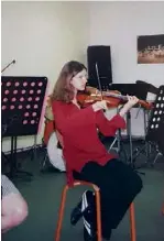  ??  ?? Julie a connu une adolescenc­e sans problème. Elle aimait la littératur­e, apprenait le violon, voyageait en famille.