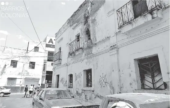  ?? FOTOS: ENRIQUE VÁZQUEZ ?? BARRIOS Y COLONIAS Casitas de la calle La presa, uno de los rincones más abandonado­s del barrio de Analco