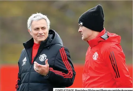  ??  ?? CUMPLICIDA­DE. Mourinho e Silvino partilham um caminho de sucesso