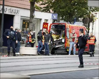  ?? (Photo Dylan Meiffret) ?? Une fois neutralisé par la police, le terroriste a été emmené à l’hôpital Pasteur par un véhicule des sapeurs-pompiers.