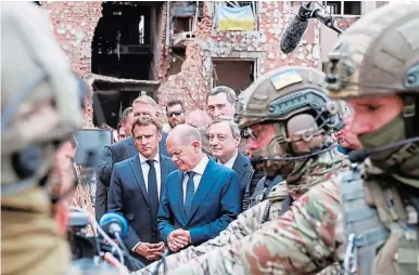  ?? FOTO: AFP ?? El presidente francés Emmanuel Macron, el canciller alemán Olaf Scholz y el primer ministro italiano Mario Draghi cuando visitaban la ciudad ucraniana de Irpin.