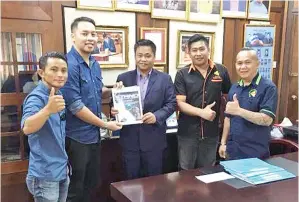  ??  ?? KAZA Musa (kiri) dan Franklin J (dua dari kiri) dari Team Karabaw serta Almamzo Cordova dan Charles Maikul dari Pro’Eve selaku penganjur Siok Bah Karnival telah melakukan kunjungan hormat kepada Pembantu Menteri Belia Dan Sukan Sabah, Datuk Masiung...