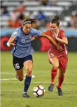  ?? Godofredo A. Vasquez / Staff photograph­er ?? Hanson, right, shown against Sky Blue FC midfielder Sarah Killion, says she squeezes in a longer run or extra reps to boost her performanc­e on the field.