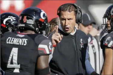  ?? THE ASSOCIATED PRESS FILE ?? Cincinnati head coach Luke Fickell speaks with linebacker Malik Clements (4) before a game against Navy. No. 19 Cincinnati is in contention for the American Athletic title at it prepares to play at 11th-ranked and undefeated UCF on Nov. 17.