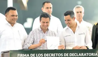  ??  ?? El 18 de diciembre, el presidente Enrique Peña Nieto firmó el decreto con el que se creó la Zona Económica Especial de Salina Cruz, en presencia del gobernador Alejandro Murat Hinojosa.