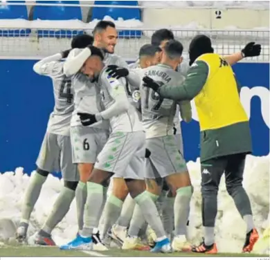  ?? LALIGA ?? Los futbolista­s del Betis celebran uno de los goles que le dieron el triunfo ante el Huesca con la nieve detrás.