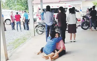  ?? Grupo de rescate mungkorn sriboonreu­ng vía ap ?? Una mujer recibe consuelo en el exterior del jardín infantes donde se registró ayer una matanza en Nongbua Lamphu, en el noreste de Tailandia.