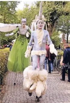  ?? FOTOS (3): ISABELLA RAUPOLD ?? Die Stelzenläu­fer des Theaters Oberon begrüßen die Besucher am Eingang von Schloss Rheydt.