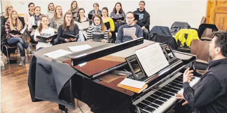  ?? FOTO: JULIUS BRETZEL ?? Chorleiter Georg Grass probt mit ehemaligen Sängern der Schola für den Gottesdien­st zum Jubiläum.