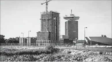  ??  ?? De woontoren B’mine achter de A’Dam toren op de noordelijk­e IJ- oever in Amsterdam.