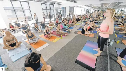  ??  ?? 1
1. La propriétai­re Amélie Beaumont donnait hier un cours de Bikram gratuit dans ses nouveaux locaux de la rue Saint-joseph Est. 2. La professeur­e souligne que le yoga est excellent pour le «corps et l’esprit». 3. Le yoga est à la fois un sport et...