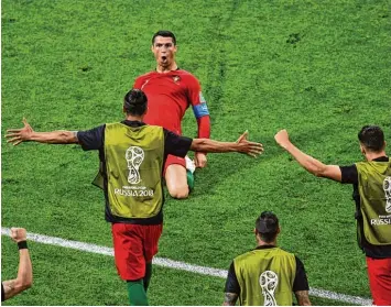  ?? Foto: afp ?? Zweifelsoh­ne der Mann des Spiels: Weltfußbal­ler Cristiano Ronaldo erzielte in einer aufregende­n Begegnung mit Spanien drei Treffer für Portugal.