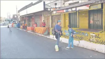  ??  ?? Ningún local del Mercado 4 sobre la calle Pettirossi abrió sus puertas ayer a la mañana, ni los “yuyeros”, durante el paro en contra del ingreso del metrobús al microcentr­o.