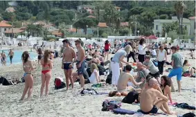  ?? (foto Petyx) ?? In Sicilia
Il caldo di ieri ha spinto i bagnanti ad andare nella spiaggia di Mondello, a Palermo