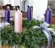  ?? Foto: Dagmar Hub ?? Die Farbwahl der Kerzen geht oft auf die liturgisch­en Farben zurück.