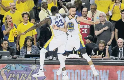  ?? FOTOS: AP ?? Arriba, celebració­n entre Green y Curry en la pista, rostro de decepción de Irving y el trofeo sostenido por los Warriors. A la izquierda, festejos en el Oracle Arena, lanza del partido entre James y Durant y acción del crack de los Warriors bajo el...