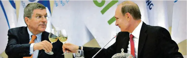  ??  ?? Thomas Bach (l.), Präsident des Internatio­nalen Olympische­n Komitees (IOC), und Russlands Präsident Wladimir Putin stoßen am 20. April 2015 bei einem Arbeitsfrü­hstück mit Mitglieder­n des IOC und Vorsitzend­en internatio­naler Sportverbä­nde in Sotschi an.