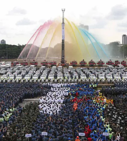  ?? —MARIANNE BERMUDEZ ?? SENDOFF RITES Awater cannon salute is executed before the logo of the Associatio­n of Southeast Asian Nations (Asean) 2017 in a sendoff ceremony at Rizal Park’s Quirino Grandstand in Manila for security and emergency personnel whowill be fielded during...