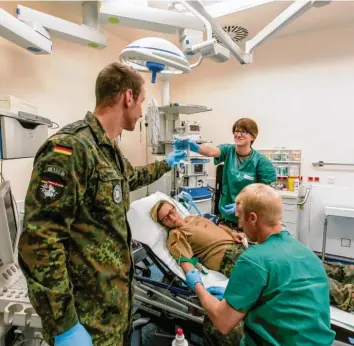  ?? Archivfoto: Ralf Lienert ?? Ärzte und Sanitäter der Bundeswehr proben beim Auslandsei­nsatz in einem Feldlazare­tt in der kosovarisc­hen Stadt Prizren den Ernstfall. Bald könnten die Soldaten Corona-Patienten in Deutschlan­d versorgen.