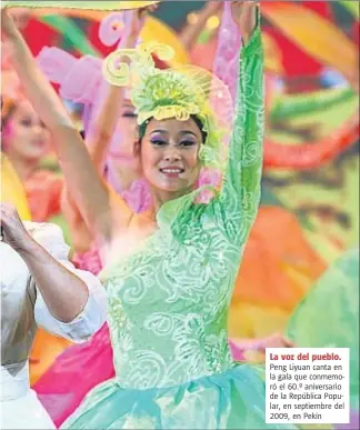  ?? CHINAFOTOP­RESS / GETTY IMAGES ?? La voz del pueblo. Peng Liyuan canta en la gala que conmemoró el 60.º aniversari­o de la República Popular, en septiembre del 2009, en Pekín