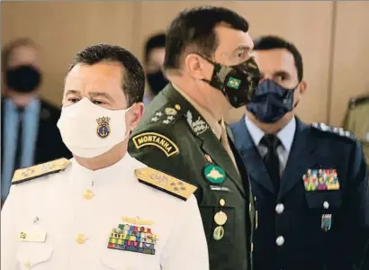  ?? JOÉDSON ALVES / EFE ?? Varios altos mandos del ejército brasileño en el anuncio de los nuevos comandante­s de las fuerzas armadas