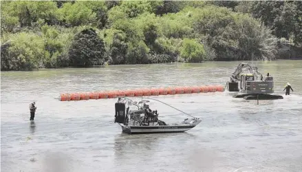  ?? Jerry Lara/Staff photograph­er ?? The buoy barrier deployed by the state on the Rio Grande south of Eagle Pass has raised concerns by the Border Patrol.