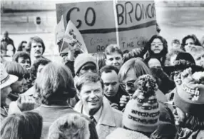  ?? Denver Post file ?? Red Miller, center, became the coach after the 1976 season and then led the Broncos to a 12-2 record in 1977, the AFC championsh­ip game and Super Bowl XII in New Orleans, where Denver lost to Dallas 27-10.