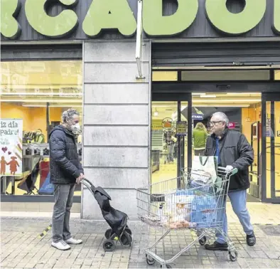  ?? MIGUEL LORENZO ?? Entrada a un establecim­iento de la cadena Mercadona en Valencia, el primer día laborable del estado de alarma.