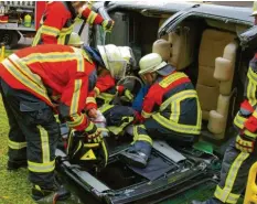  ??  ?? Nachdem die Feuerwehr Höchstädt mit der Rettungssc­here das Dach entfernt hatte, konnte die eingeklemm­te Person gerettet werden – zum Glück nur eine Übung.