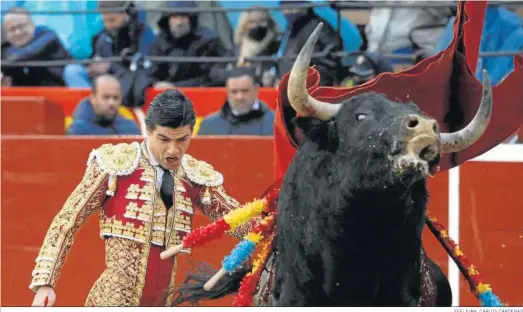  ?? EFE/JUAN CARLOS CÁRDENAS ?? Un pase de pecho de Pablo Aguado durante la lidia de su primer toro en la tarde de ayer en la plaza de toros de Valencia.